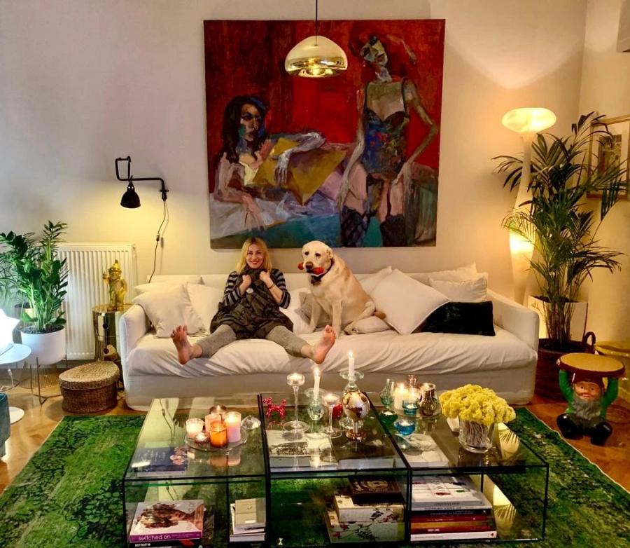 Ούτε η… Ντάλια Χατζηαλεξάνδρου δεν είχε τέτοια σπιταρόνα: Το νεοκλασικό της Σμαράγδας Καρύδη κάτω από την Ακρόπολη μαγεύει όποιον περνάει από μπροστά