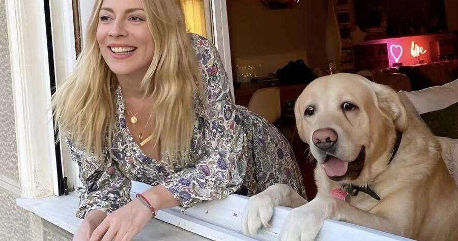 Ούτε η… Ντάλια Χατζηαλεξάνδρου δεν είχε τέτοια σπιταρόνα: Το νεοκλασικό της Σμαράγδας Καρύδη κάτω από την Ακρόπολη μαγεύει όποιον περνάει από μπροστά