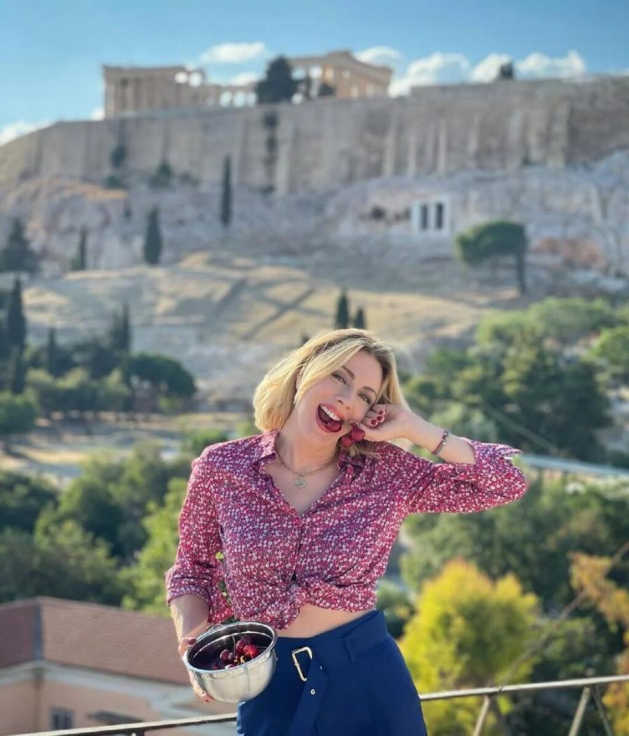 Ούτε η… Ντάλια Χατζηαλεξάνδρου δεν είχε τέτοια σπιταρόνα: Το νεοκλασικό της Σμαράγδας Καρύδη κάτω από την Ακρόπολη μαγεύει όποιον περνάει από μπροστά