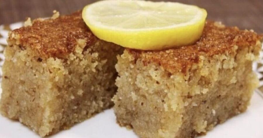 Γρήγορο και ζουμερό σιροπιαστό κέικ με καρύδια – λιώνει στο στόμα