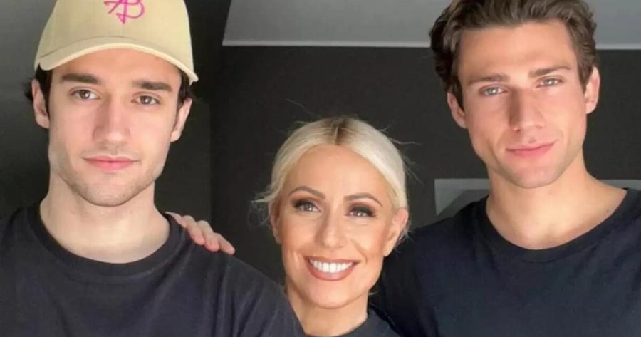 Οι κούκλοι γιοι της Μαρίας Μπακοδήμου, Νικήτας και Άρης στο γυμναστήριο με τον πατέρα τους