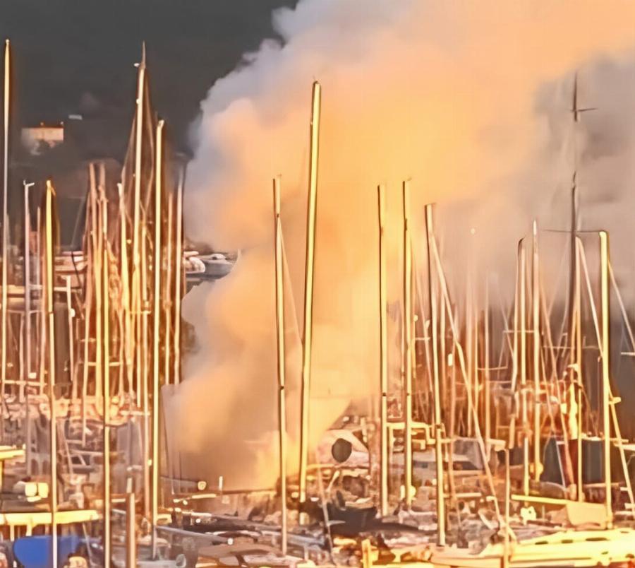 EKTAKTO- Μεγάλη φωτιά σε λιμάνι της χώρας – Συναγμερός στην Πυροσβεστική