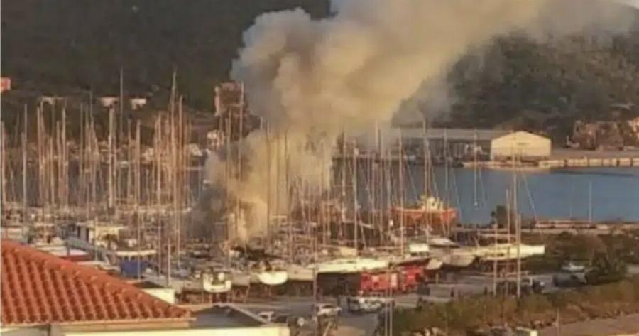 EKTAKTO- Μεγάλη φωτιά σε λιμάνι της χώρας – Συναγμερός στην Πυροσβεστική