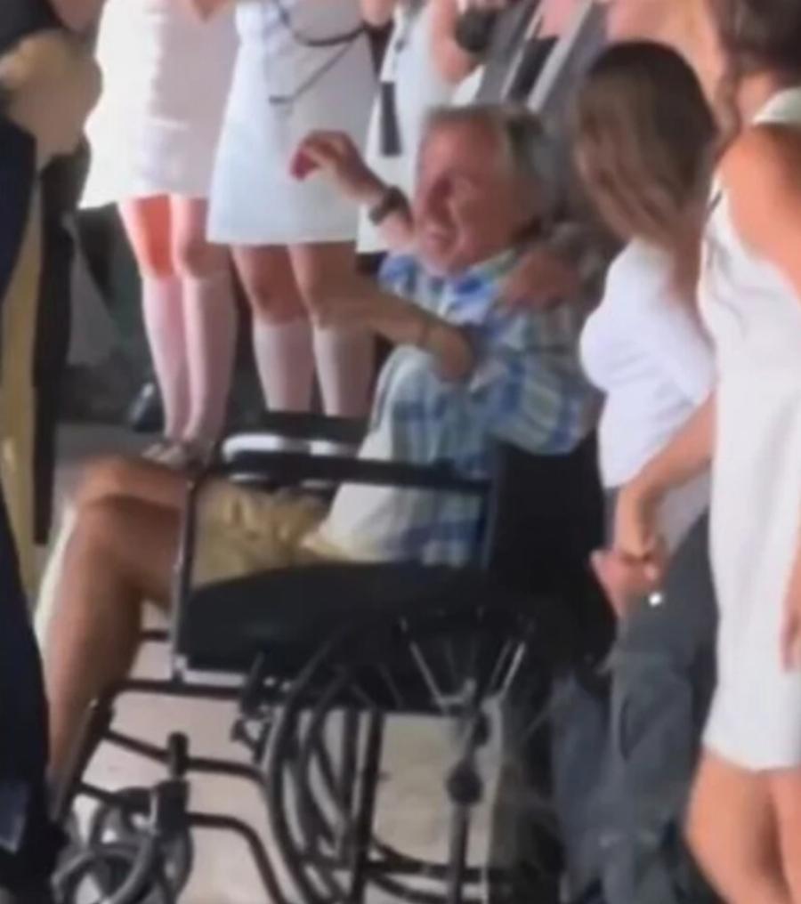 Συγκίνησε και καταχειροκροτήθηκε ο Άκης Σακελλαρίου: Με αμαξίδιο στη σκηνή μετά από το τροχαίο ατύχημα