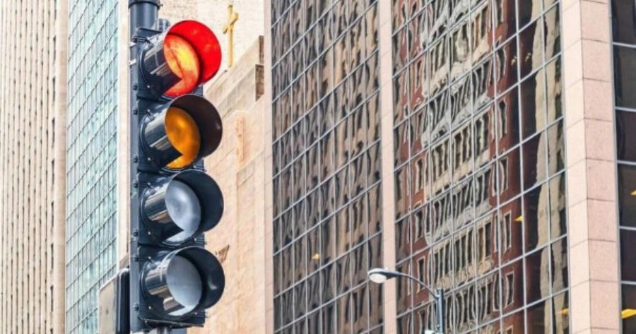 Έρχεται και λευκό χρώμα στα φανάρια: Ποια θα είναι η λειτουργία του, τι αλλάζει στον ΚΟΚ