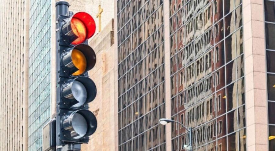 Έρχεται και λευκό χρώμα στα φανάρια: Ποια θα είναι η λειτουργία του, τι αλλάζει στον ΚΟΚ