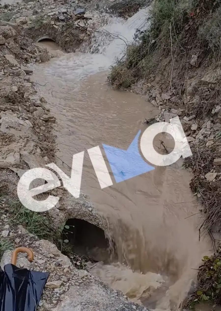 Σuvαγεpμός στην Εύβοια: Ποτάμια οι δρόμοι, βγήκαν οι μπουλντόζες – «Bούλιαξε» από τις βροχές το χωριό