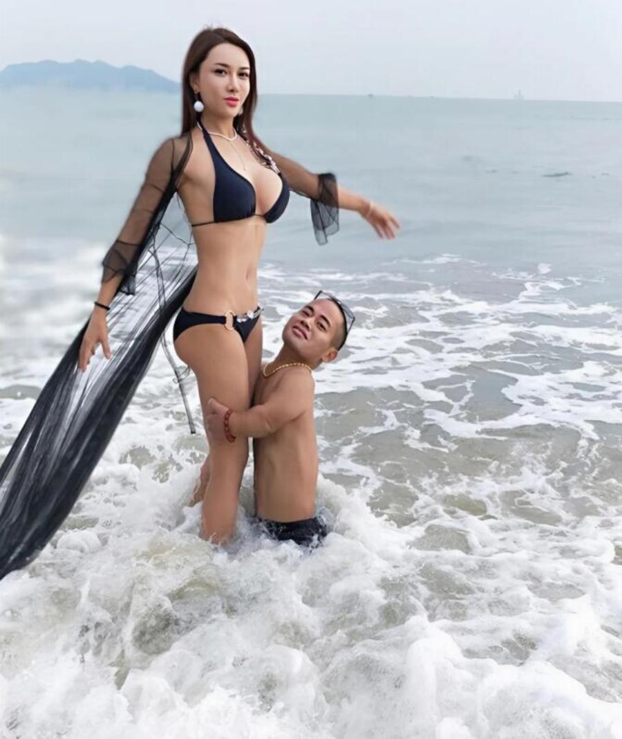 Μια Κινέζα άφησε τον νάνο σύζυγό της για έναν γίγαντα: Να πώς είναι οι σύζυγοι αυτής της κοπέλας