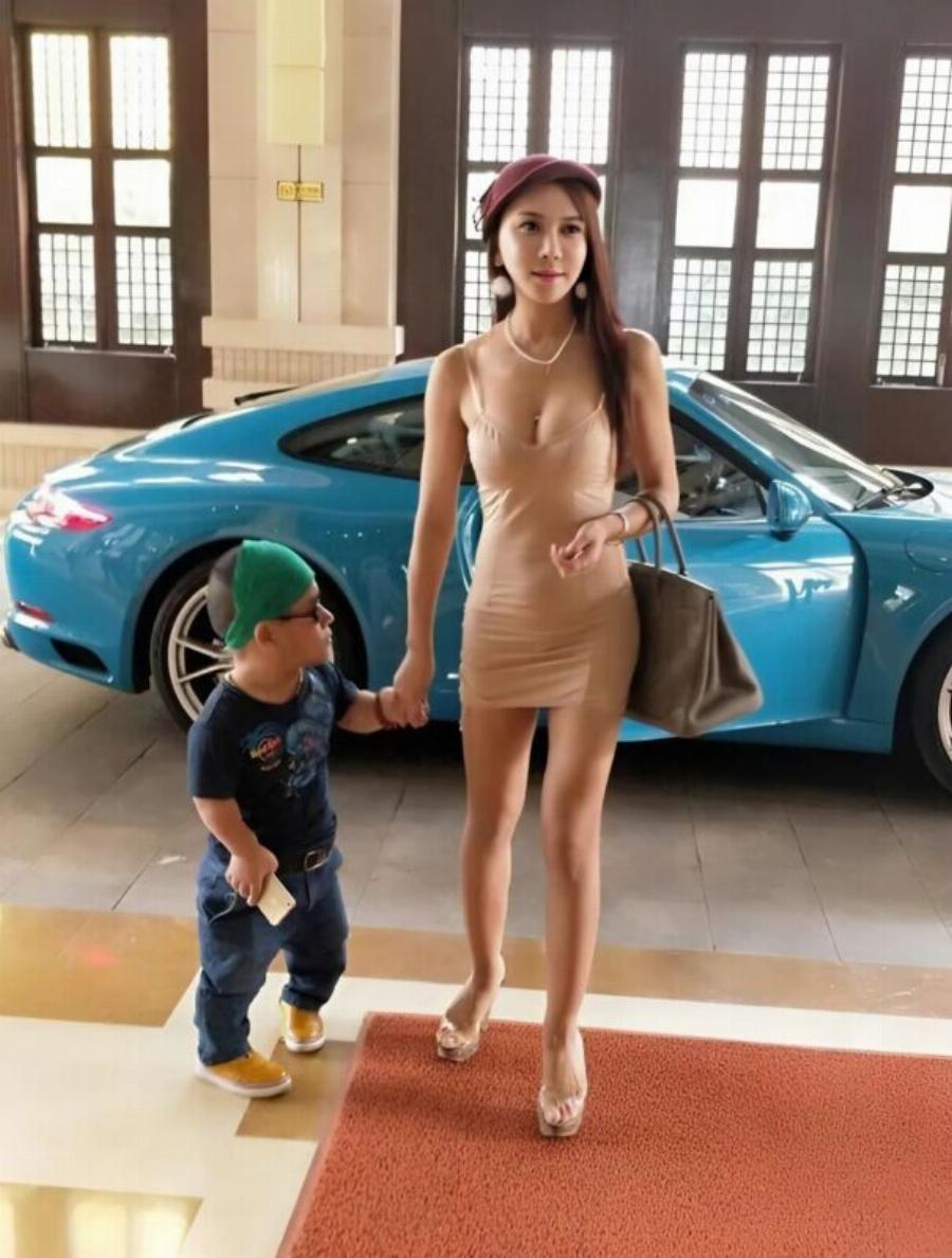 Μια Κινέζα άφησε τον νάνο σύζυγό της για έναν γίγαντα: Να πώς είναι οι σύζυγοι αυτής της κοπέλας