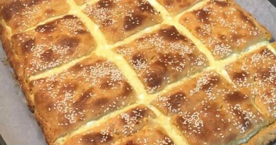 Τυρόπιτα ταψιού με 4 τυριά και μπεσαμέλ – εύκολη και ζουμερή