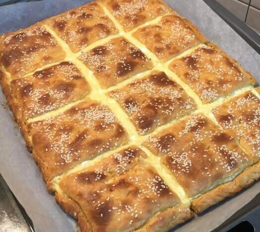 Τυρόπιτα ταψιού με 4 τυριά και μπεσαμέλ – εύκολη και ζουμερή