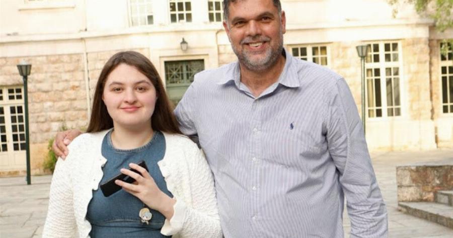 Δημήτρης Παπανικολάου: Η κόρη του, Άρια μιλάει για τον αυτισμό και τη συμμετοχή της στην ταινία με τον Μπραντ Πιτ