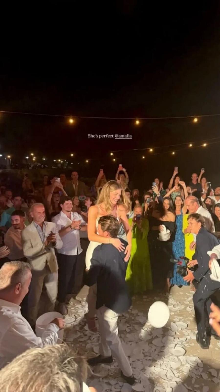 Μάνα είναι μόνο μία: Η Τζένη Μπαλατσινού χόρεψε ζεϊμπέκικο στο γλέντι πριν τον γάμο της κόρης της