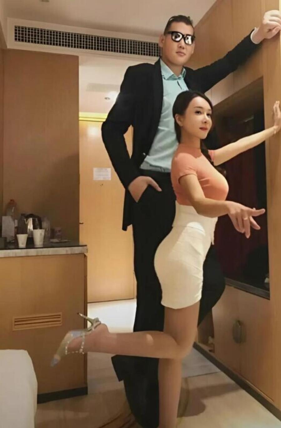 Μια Κινέζα άφησε τον νάνο σύζυγό της για έναν γίγαντα: Να πώς είναι οι σύζυγοι αυτής της κοπέλας