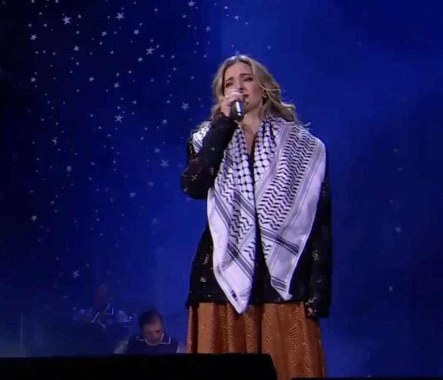 Νατάσσα Μποφίλιου: Τραγούδησε με παλαιστινιακή μαντίλα την Πρωτοχρονιά στο Σύνταγμα