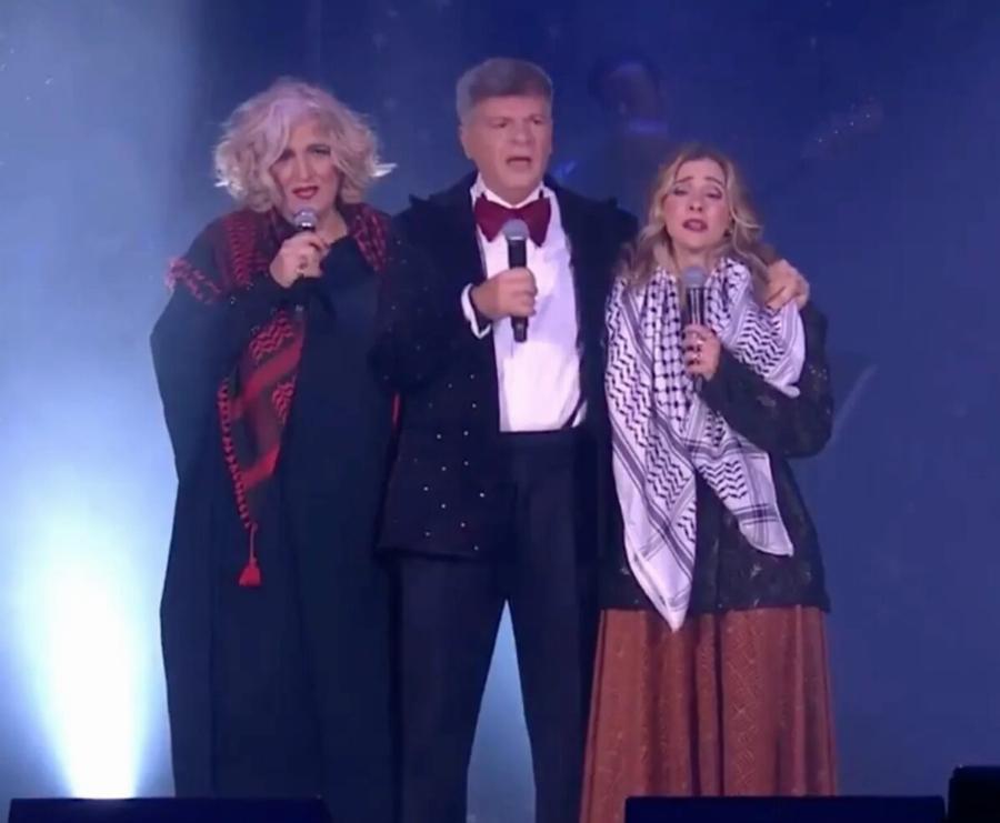 Νατάσσα Μποφίλιου: Τραγούδησε με παλαιστινιακή μαντίλα την Πρωτοχρονιά στο Σύνταγμα