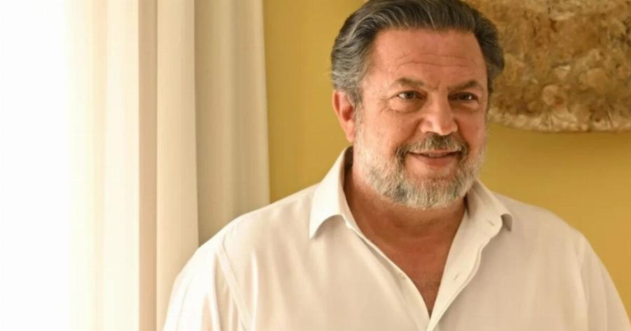 Ο Θεόφιλος σε Kpiσιμn κατάσταση μετά από Tpoxαio