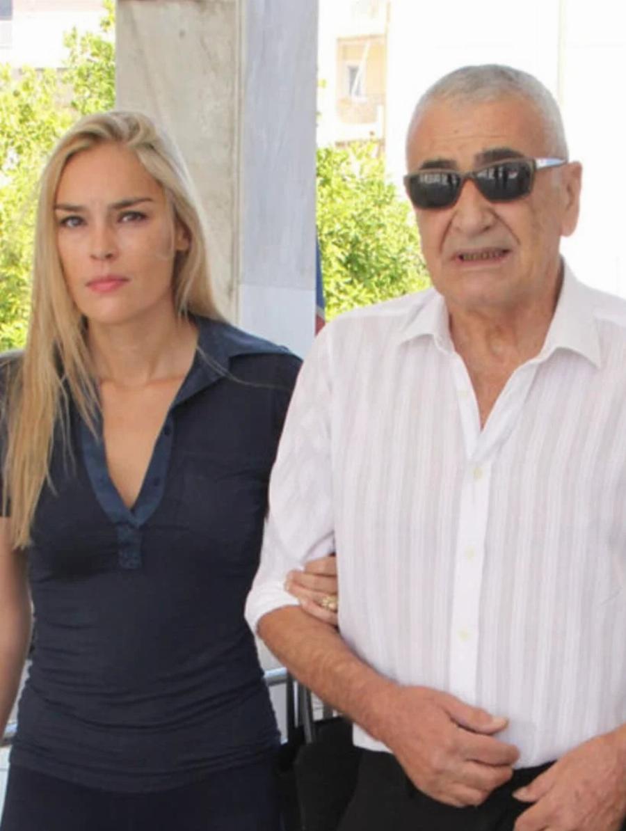 Σπάνια εμφάνιση του Γιώργου Βογιατζή με την 35 χρόνια μικρότερη καλλονή σύζυγό του