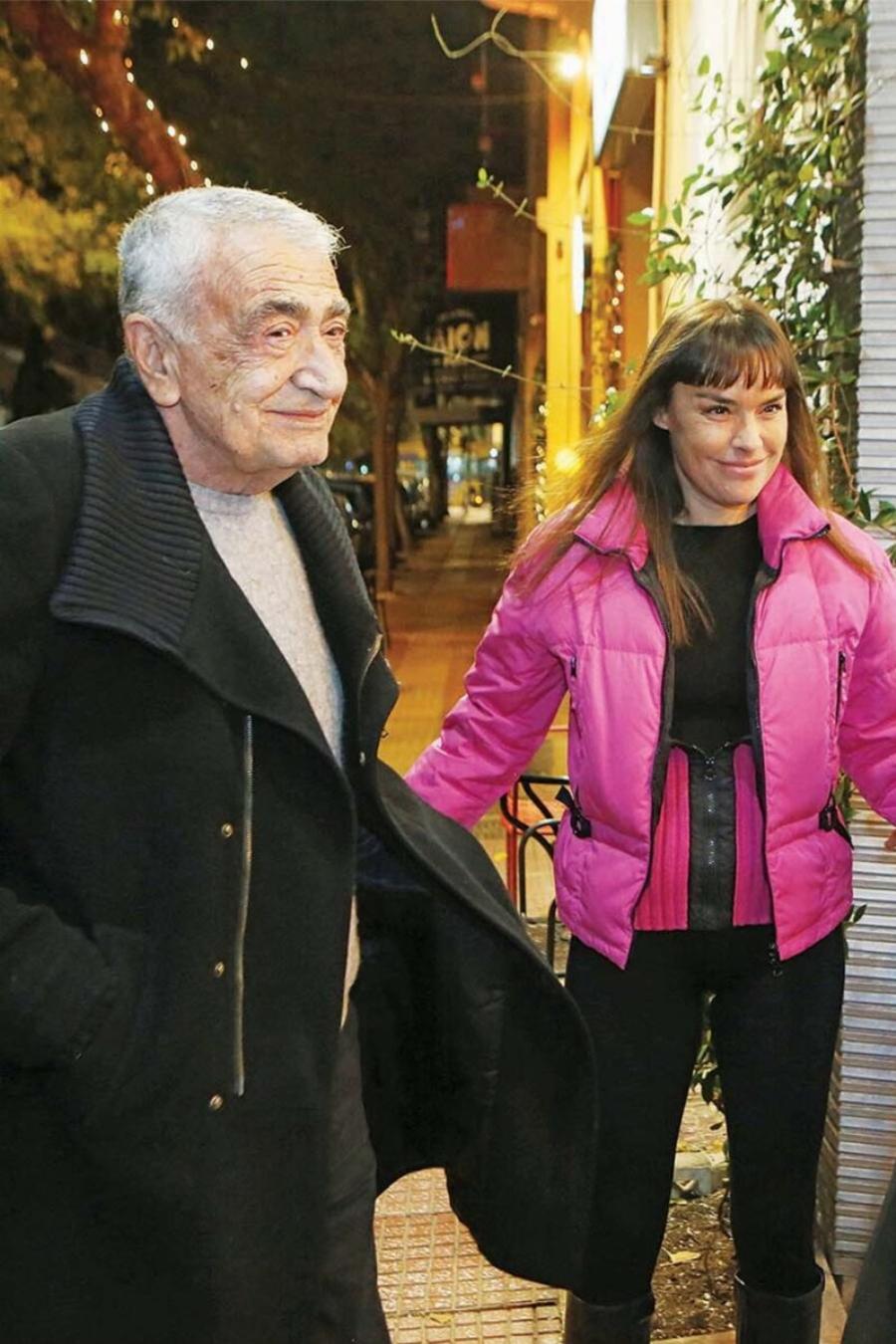 Σπάνια εμφάνιση του Γιώργου Βογιατζή με την 35 χρόνια μικρότερη καλλονή σύζυγό του