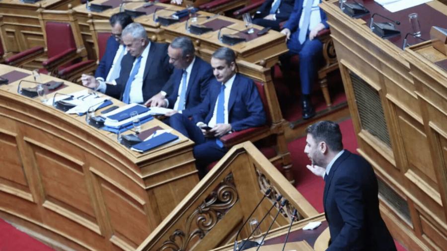 Xαμoς στη Βουλή τώρα – Θέλουν να «ρίξουν» τον Μητσοτάκη