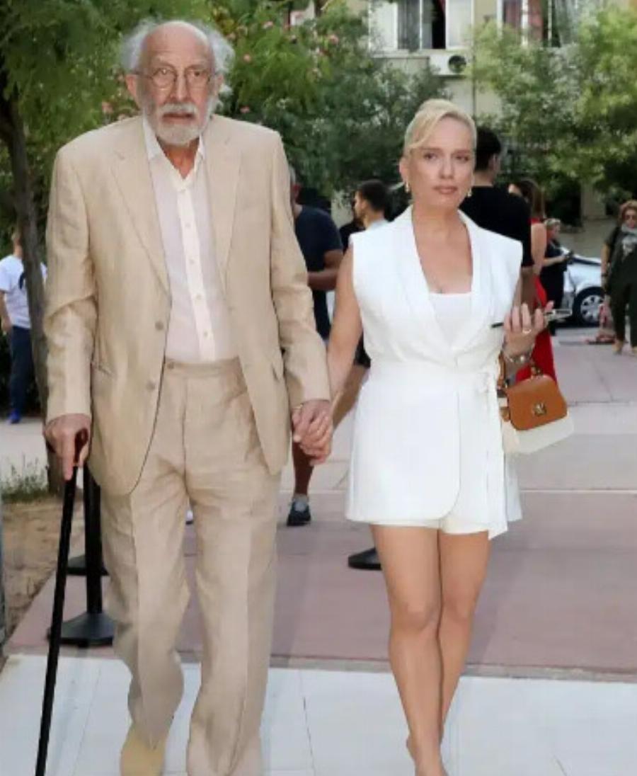 Χεράκι χεράκι με εντυπωσιακή ξανθιά ο 90χρονος Αλέξανδρος Λυκουρέζος – Ποια είναι