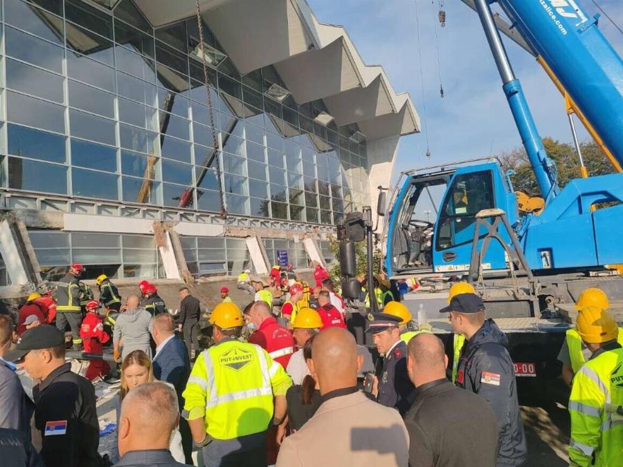 EKTAKTO TΩΡA – Tραγωδiα: Οκτώ νεκρoί από κατάρρευση οροφής στον σιδηροδρομικό σταθμό