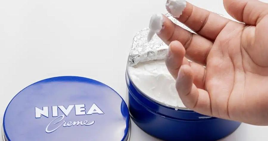 Ένας φαρμακοποιός ξεκαθαρίζει πού δεν πρέπει να εφαρμόζεται η κρέμα Nivea στο μπλε κουτί