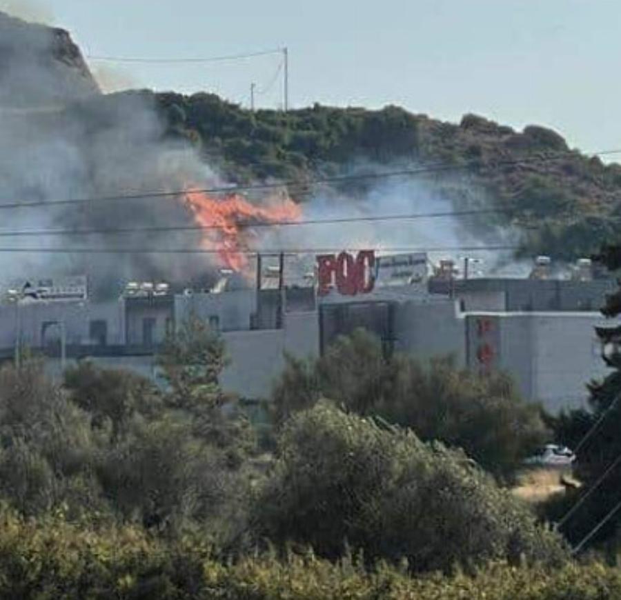 Νέα μεγάλη φωτιά τώρα σε νησί κοντά σε σπίτια – Συναγερμός στην Πυροσβεστική