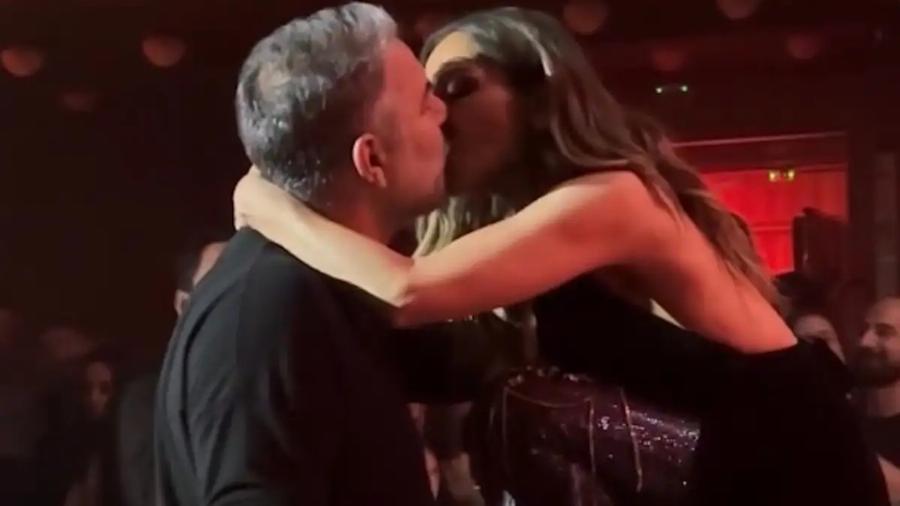 Έλιωσε όλο το Κέντρο Αθηνών: Ο Μπισμπίκης έδωσε το πιο ρουφηχτό φιλί στην Βανδή μπροστά σε όλους