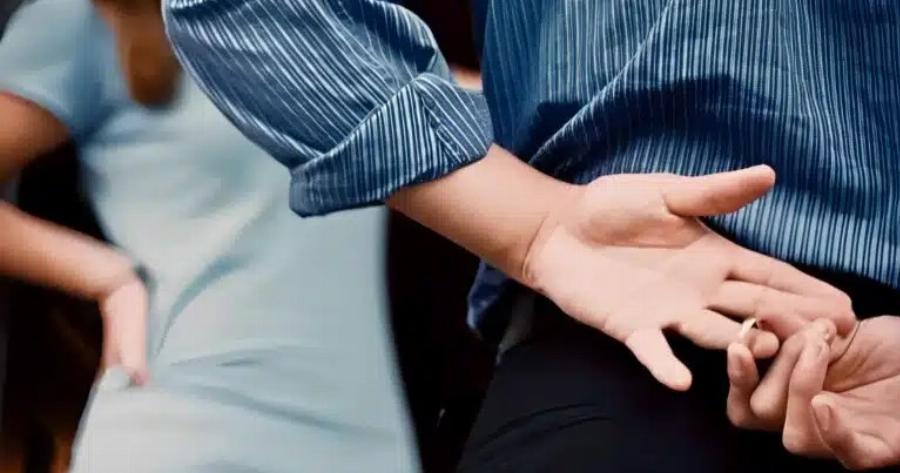 Ντετέκτιβ απoκαλύπτει ενα βασικό σημάδι που μαρτυρά πώς ένας άνδρας απατάει