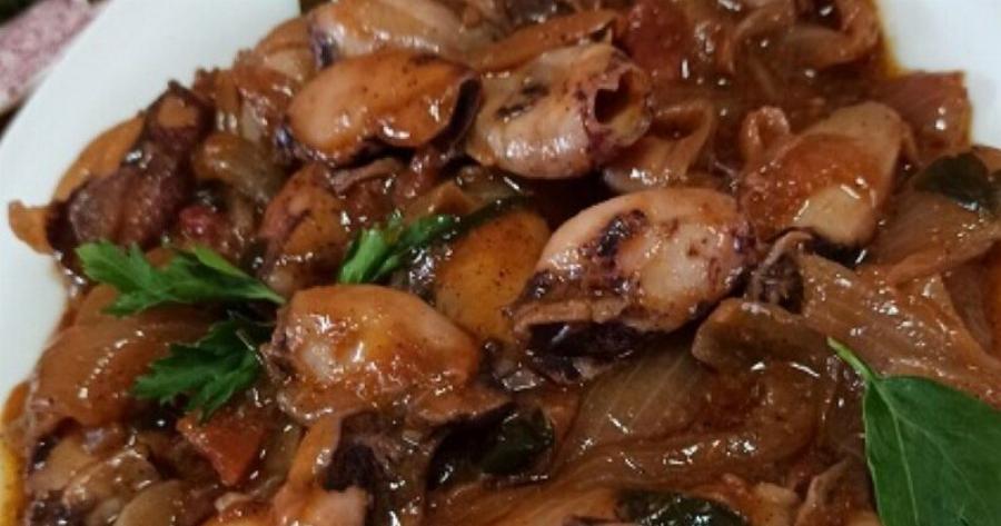 Σουπιές κρασάτες – Παραδοσιακή νηστίσιμη συνταγή με σάλτσα