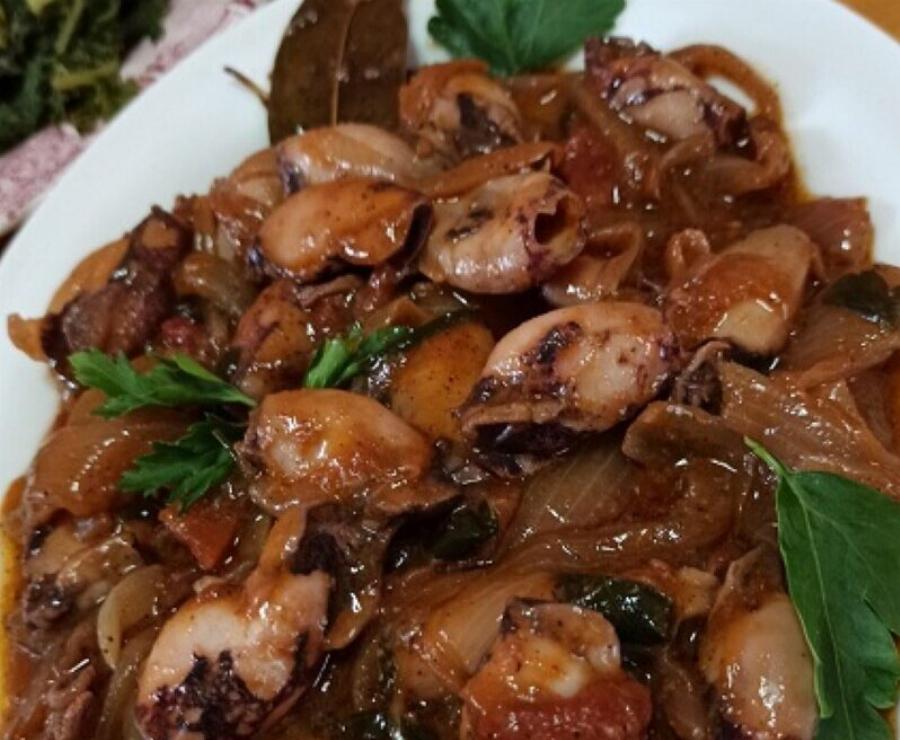 Σουπιές κρασάτες – Παραδοσιακή νηστίσιμη συνταγή με σάλτσα