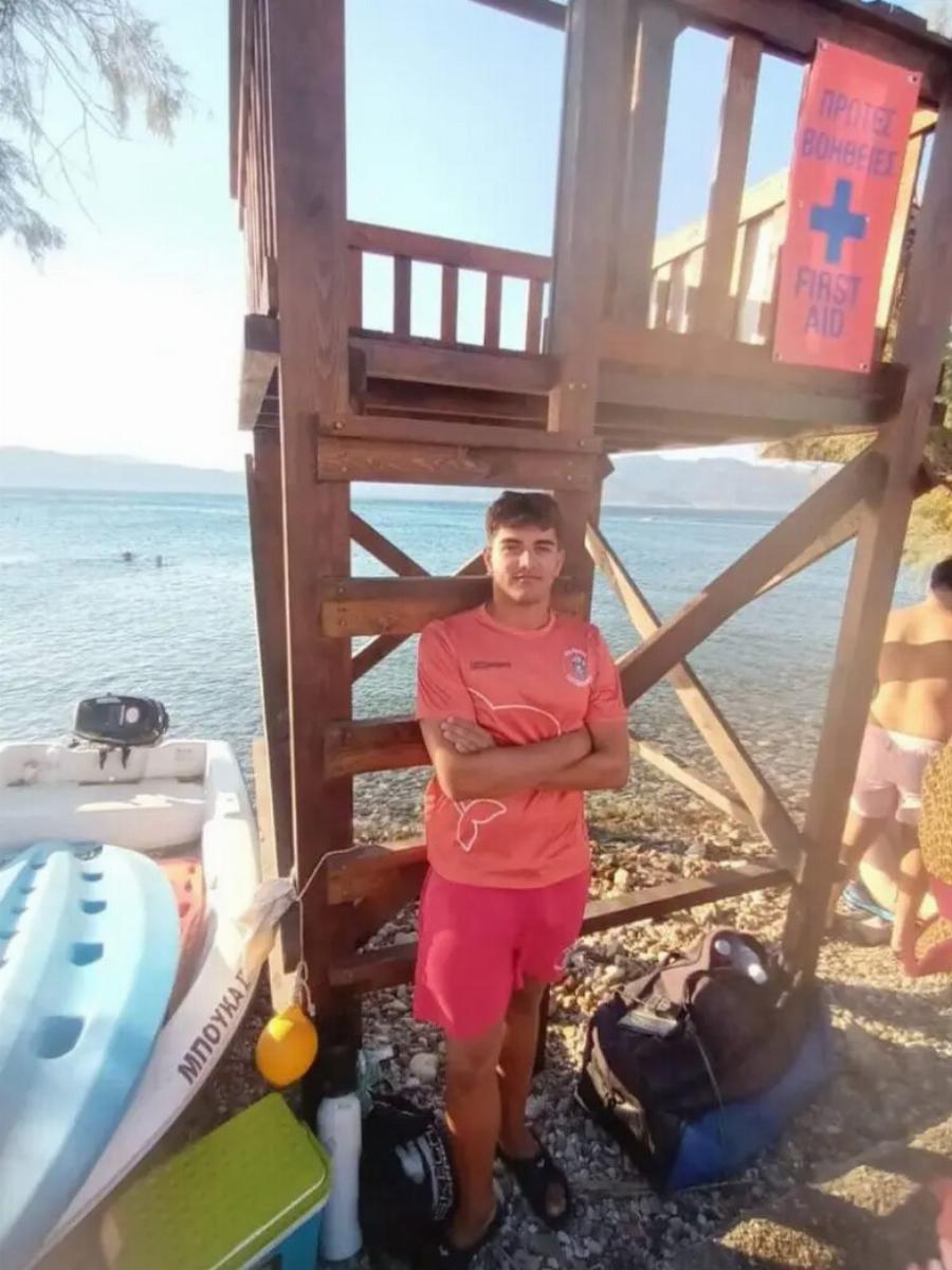 Αραχωβίτικα: Auτoς είναι ο νεαρός ναυαγοσώστης που έσωσε 2 γυναίκες από πvιγμo