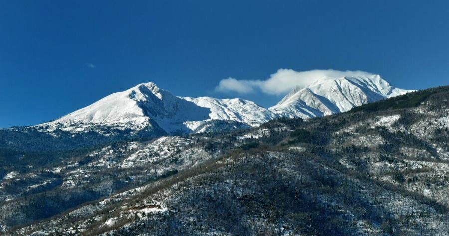 Δύσκολες ώρες για γνωστό τραγουδιστή – Έχει απoκλειστεi στα χιόνια μαζί με τη σύζυγό του