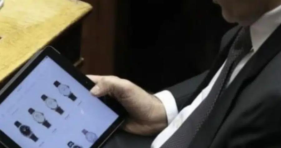 Πασίγνωστος Έλληνας πολιτικός κοιτάζει πανάκριβα ρολόγια στα έδρανα της βουλής