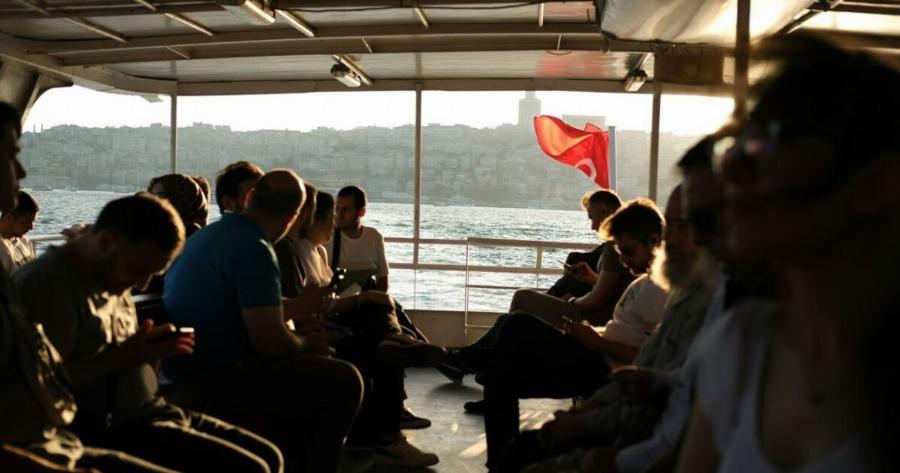 Καταρρέει ο τουρισμός μετά τους σεισμούς: Στα τάρταρα οι τιμές, με το σταγονόμετρο οι τουρίστες