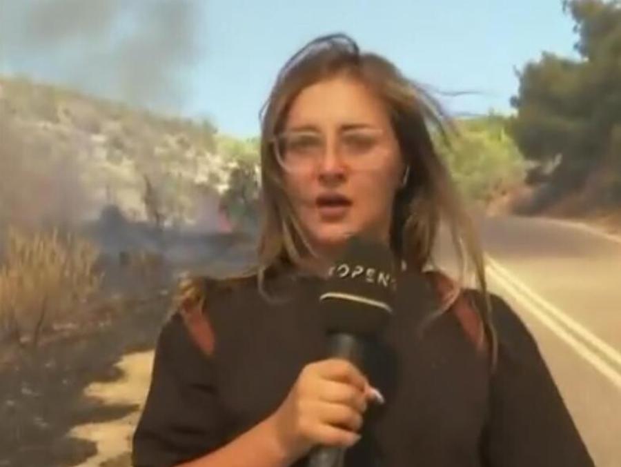 «Κώστα τρέχα»: Η στιγμή που τηλεοπτικό συνεργείο περικυκλώνεται από φλόγες στην πυρκαγιά της Σαλαμίνας