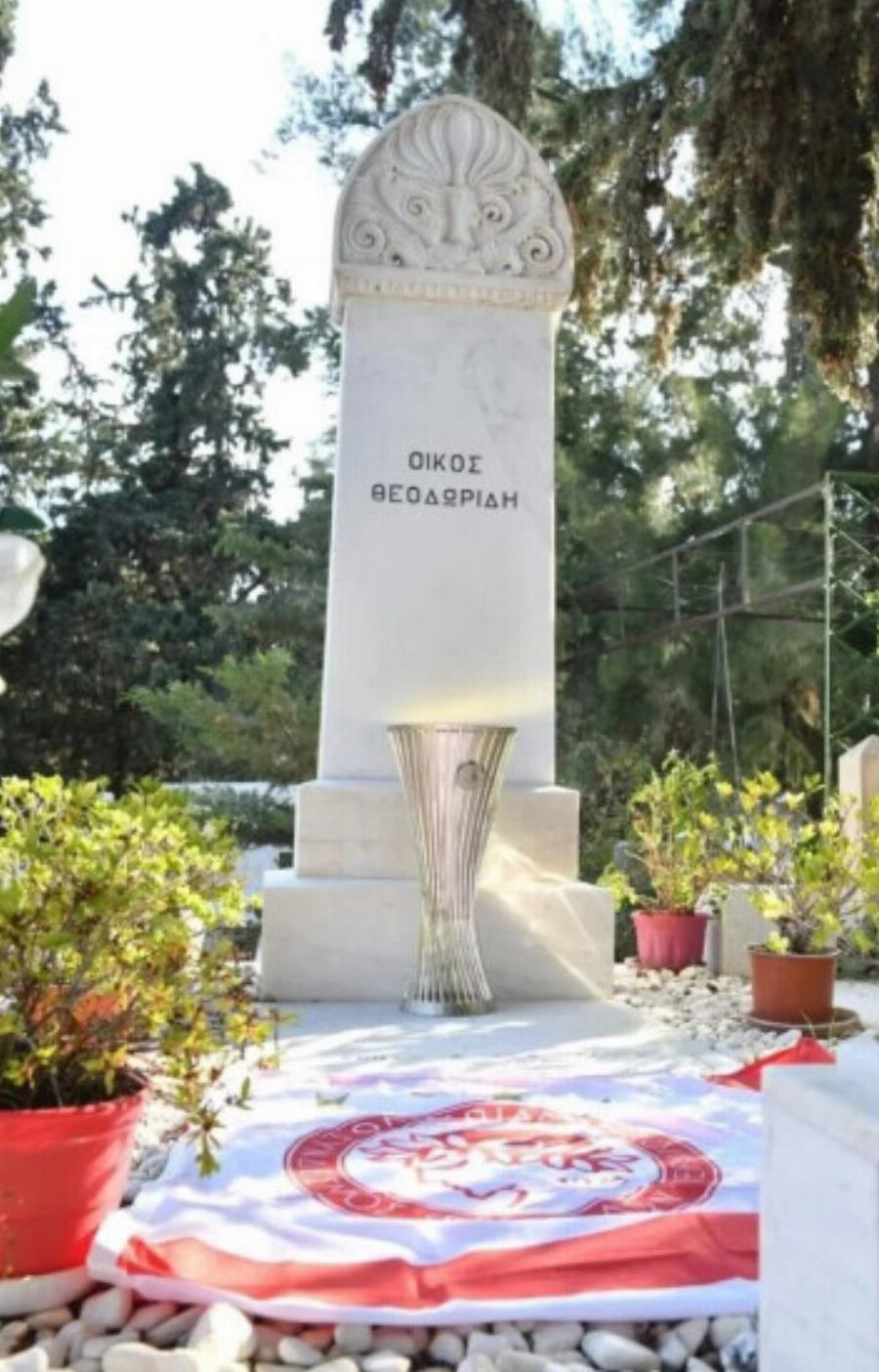 Ανατριχίλα: Στα μνήματα του Μιλτιάδη Μαρινάκη και του Σάββα Θεοδωρίδη το τρόπαιο του Conference League