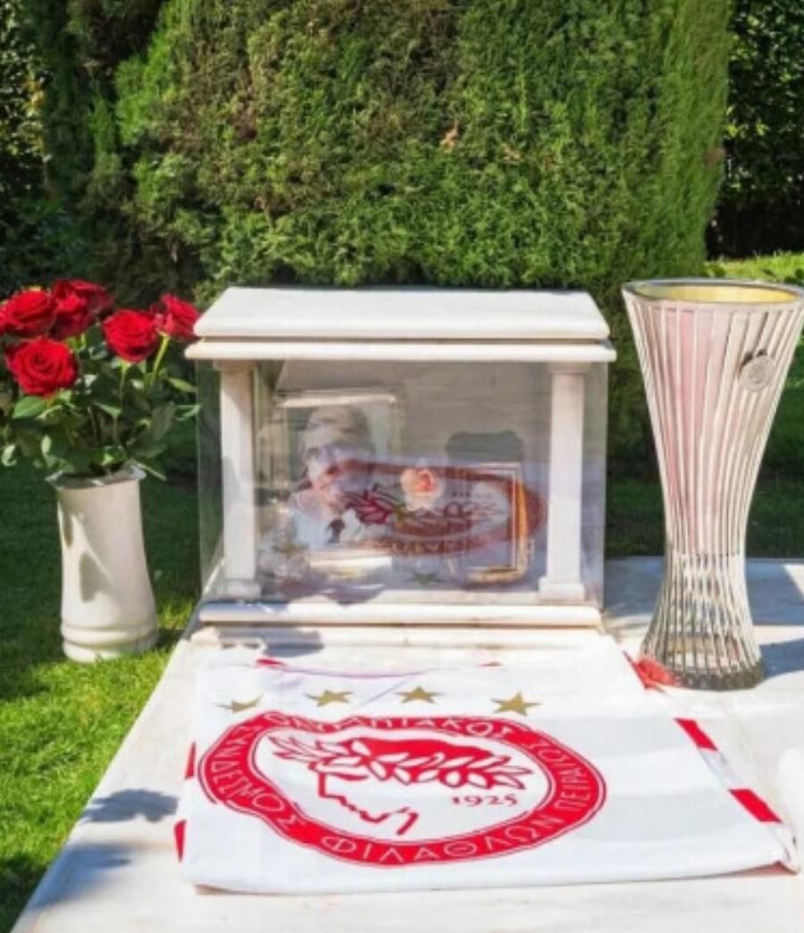 Ανατριχίλα: Στα μνήματα του Μιλτιάδη Μαρινάκη και του Σάββα Θεοδωρίδη το τρόπαιο του Conference League