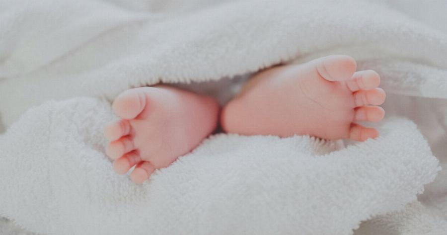 Aδιανόητο περιστατικό με βρέφος που καθόταν στο καρότσι του