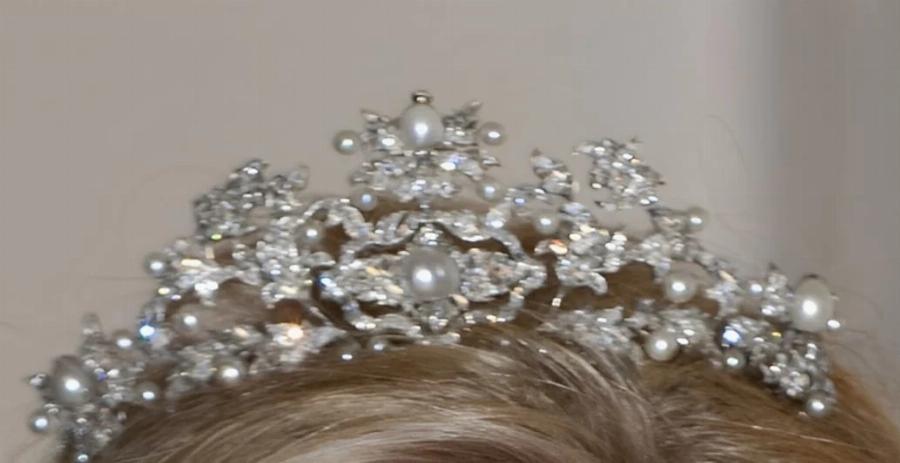 Η Χρυσή Βαρδινογιάννη φόρεσε την Antique Corsage Tiara με μαργαριτάρια και διαμάντια στον γάμο της