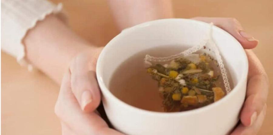 Χαμομήλι κάθε βράδυ πριν τον ύπνο: Δείτε αναλυτικά τα οφέλη για την υγεία