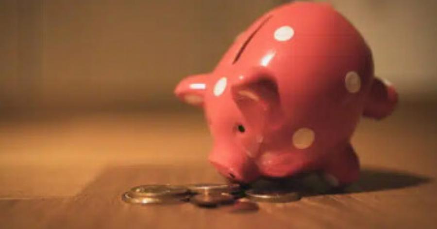 Με τον σύντροφό μου είμαστε 2 χρόνια μαζί και δεν βάζει το χέρι στην τσέπη. Είναι τσιγγούνης, τι να κάνω;