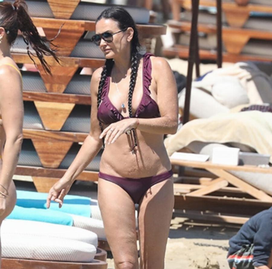 Χάνοντας τη φρεσκάδα της. Οι δημοσιογράφοι κατάφεραν να εντοπίσουν την 58χρονη Ντέμι Μουρ σε διακοπές.