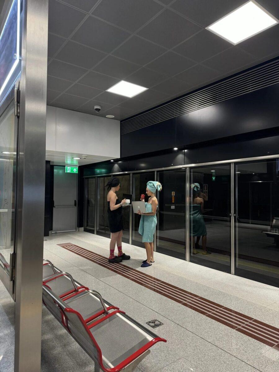 Φόρεσαν μóνο τα μπουρνούζια τους και… κατέβηκαν στο μετρό Θεσσαλονίκης