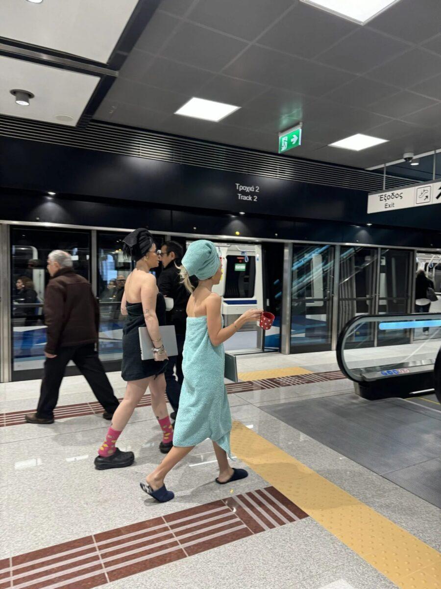 Φόρεσαν μóνο τα μπουρνούζια τους και… κατέβηκαν στο μετρό Θεσσαλονίκης