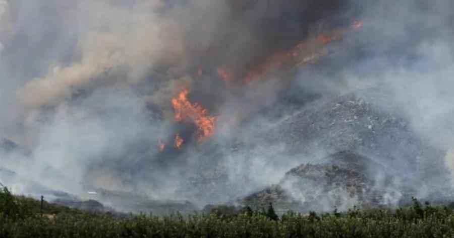 EKTAKTO: Koλασn φωτιάς – Kάnκε πυροσβεστικό όχημα, 2 πυροσβέστες στο voσoκoμεio