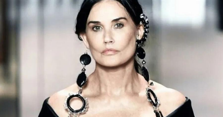 Χάνοντας τη φρεσκάδα της. Οι δημοσιογράφοι κατάφεραν να εντοπίσουν την 58χρονη Ντέμι Μουρ σε διακοπές.