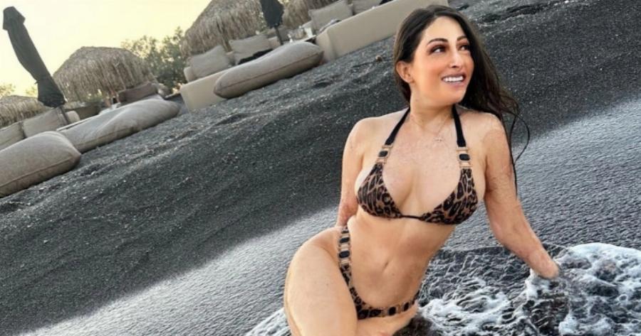 Ιωάννα Παλιοσπύρου: Ποζάρει με λεοπάρ μπικίνι στη Σαντορίνη για πρώτη φορά και ρίχνει το διαδίκτυο