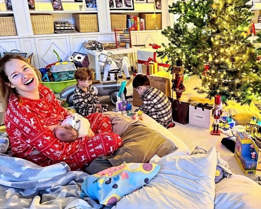 Αννίτα Μπραντ: Η φωτογραφία με τον νεογέννητο μωρό της και τους δυο γιους της στο σαλόνι του στολισμένου σπιτιού τους